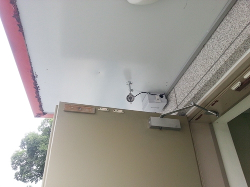 CFT사무실 출입문 바로 위에 설치된 CCTV.jpg
